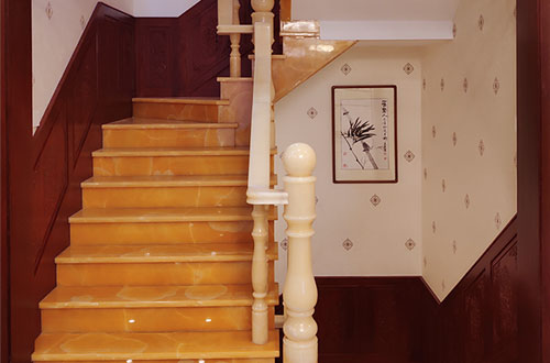 潜江经济开发区中式别墅室内汉白玉石楼梯的定制安装装饰效果