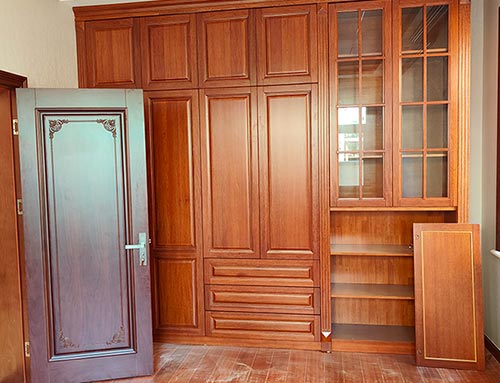 潜江经济开发区中式家庭装修里定制的实木衣柜效果图